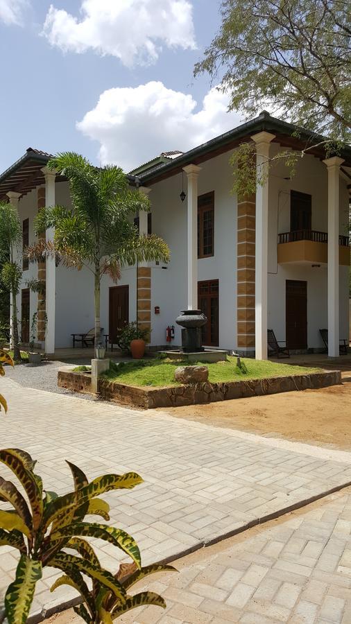 Lokuge Grand Resort Катарагама Екстериор снимка